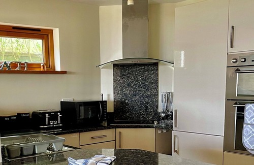 Maenporth Apartment | Arvor: Bright Flat Steps from Falmouth Bay & Beach Access