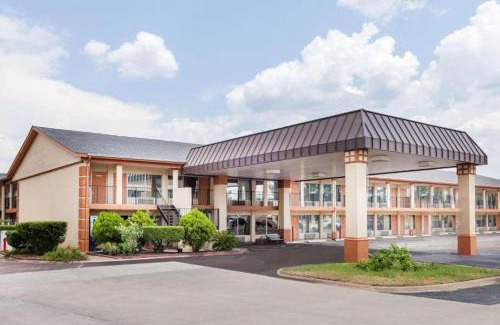 Longview Hotel | Relax at Arya Inn & Extended Stay: Pet-Friendly Retreat