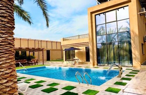 Al Khiran Ski Chalet | Experience Aryam Chalet: Family-Friendly Retreat with Pool
