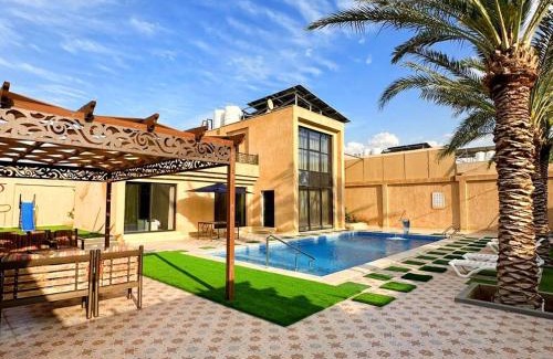 Al Khiran Ski Chalet | Experience Aryam Chalet: Family-Friendly Retreat with Pool