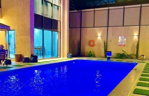 Al Khiran Ski Chalet | Experience Aryam Chalet: Family-Friendly Retreat with Pool