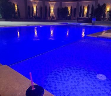 Al Khiran Ski Chalet | Experience Aryam Chalet: Family-Friendly Retreat with Pool