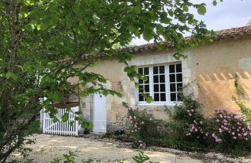 Montboyer House | Featured Cottage with Shared Pool - Ideal for Families and Pets