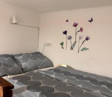 Landstrasse Apartment | Cozy Caravan Retreat: Pet-Friendly & Highly Rated 9.6/10