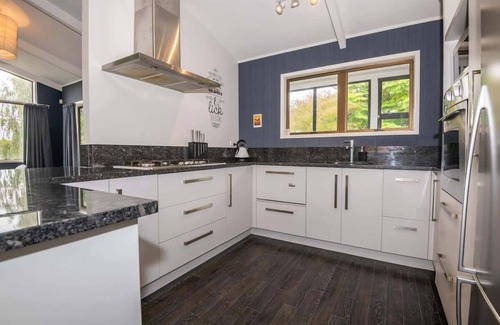 Lynmore House | Relaxing As You Do Retreat with Spa Pool & Pet-Friendly Stay