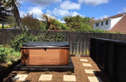 Lynmore House | Relaxing As You Do Retreat with Spa Pool & Pet-Friendly Stay