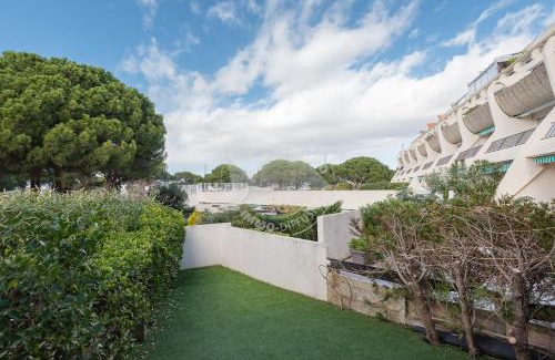 Le Grau-Du-Roi Apartment | Cozy P2 Cabin with Terrace and Private Garden Retreat