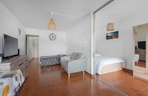 Le Grau-Du-Roi Apartment | Cozy P2 Cabin with Terrace and Private Garden Retreat