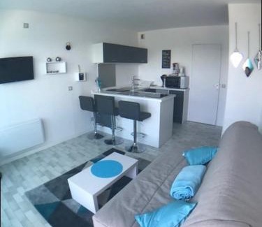 Le Grau-Du-Roi Apartment | Comfortable Studio Cabin with Port View and Private Parking