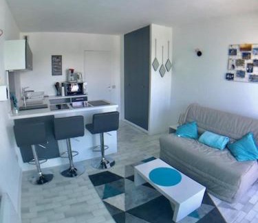 Le Grau-Du-Roi Apartment | Comfortable Studio Cabin with Port View and Private Parking