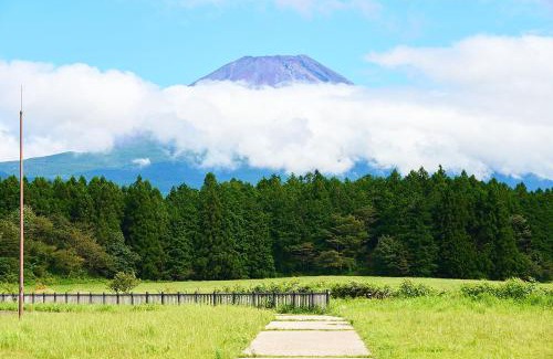 Fujinomiya House | Family-Friendly Villa Fuji-fumoto with Cozy Fireplace