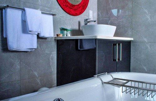 Jwaneng House | Ascentia Guest House: Family-Friendly with Breakfast Included