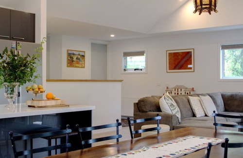 Hepburn Springs House | Ascona Retreat: Family-Friendly Getaway in Hepburn Springs