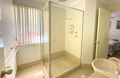 Ascot Bed & Breakfast | Elegant Ascot on Swan Bed & Breakfast: 4-Star Comfort Awaits