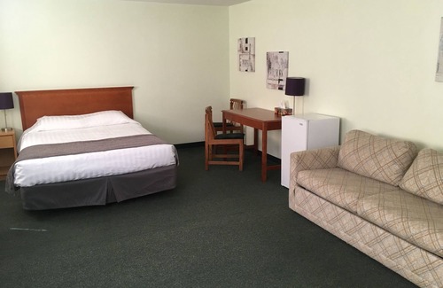Division No. 16 Hotel | Cozy Asessippi Inn: Family-Friendly with Breakfast Included