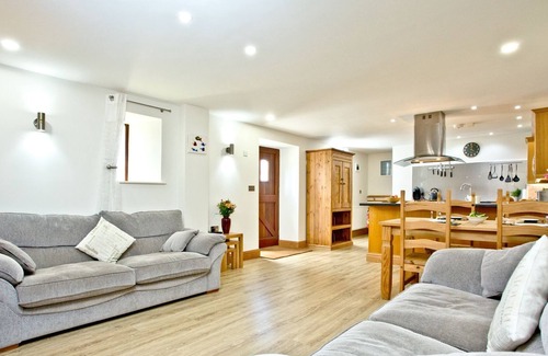 Maenporth Cottage | Ash Barn - a cottage that sleeps 5 guests in 2 bedrooms