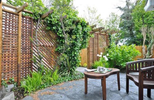 Roscoe Bed & Breakfast | Discover Ash Grove House: Top-Rated 4-Star Retreat