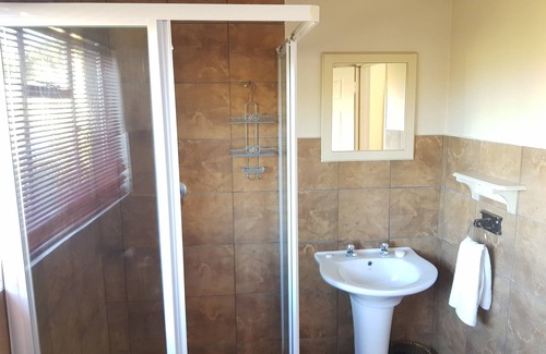 Clarens Bed & Breakfast | Family-Friendly Ash River Lodge B&B with Breakfast Included