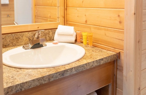 West Glacier Cabin | Inviting Ash Studio Cabin with Breakfast and Family Comfort