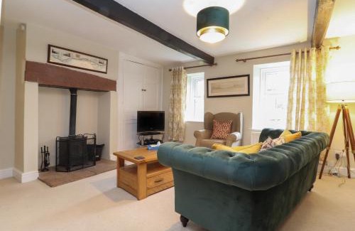 Hayton House | Cozy Ash Tree Cottage: Child-Friendly Escape Awaits