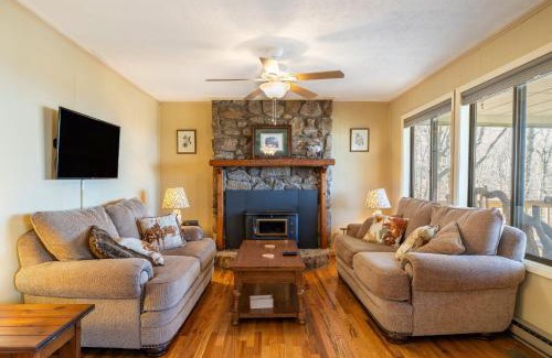 Wolf Laurel House | Experience Ash Vale: Deck with Views and Fun Amenities