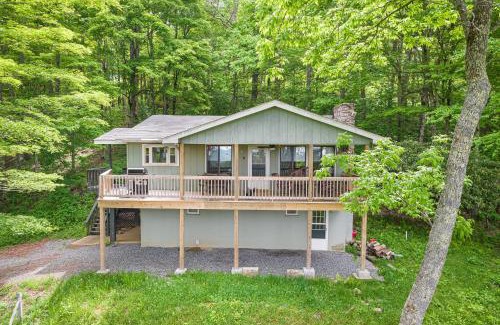 Wolf Laurel House | Experience Ash Vale: Deck with Views and Fun Amenities