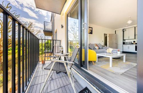 Staines Apartment | Family-Friendly Ash View Place Near Thorpe Park & Parking