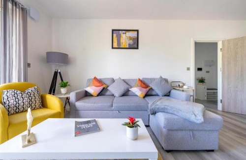 Staines Apartment | Family-Friendly Ash View Place Near Thorpe Park & Parking