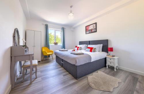 Staines Apartment | Family-Friendly Ash View Place Near Thorpe Park & Parking