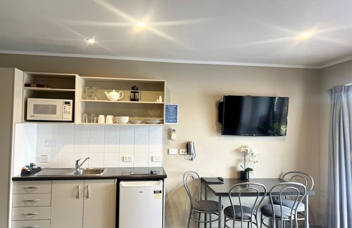 Taupo Hotel | Inviting Ashbrook Motel Taupo: Spa, Breakfast & Hot Tub