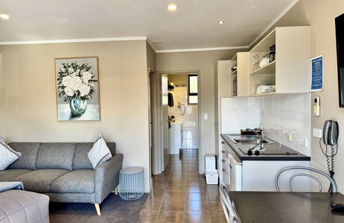 Taupo Hotel | Inviting Ashbrook Motel Taupo: Spa, Breakfast & Hot Tub
