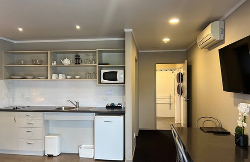 Taupo Hotel | Inviting Ashbrook Motel Taupo: Spa, Breakfast & Hot Tub