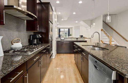 Ashburn House | Work-Friendly Ashburn Hotel with Pet and Spa Amenities