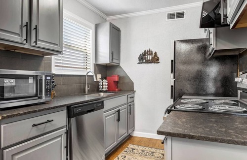 Royal Bryan Apartment | Cozy Asheville Retreat: 2 Bedroom, Pet-Friendly Escape