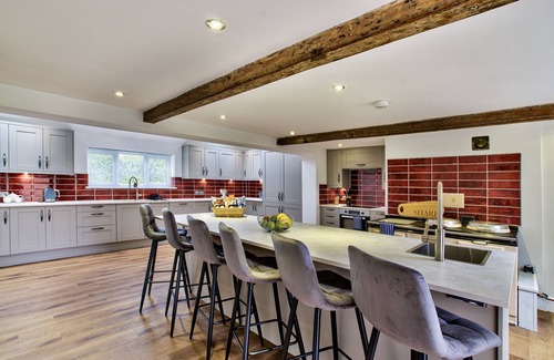 Stowmarket Cottage | Inviting Retreat for 28 Guests with Hot Tub & Spa Amenities