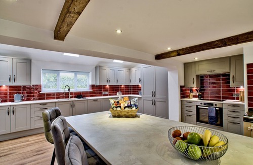 Stowmarket Cottage | Inviting Retreat for 28 Guests with Hot Tub & Spa Amenities