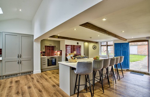 Stowmarket Cottage | Inviting Retreat for 28 Guests with Hot Tub & Spa Amenities