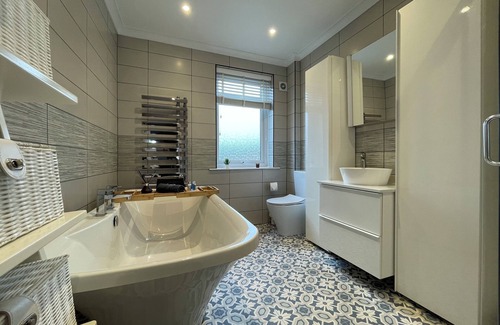 Ashford House | Ashford Central, 4 Bedrooms, 8 Guests, Free Parking