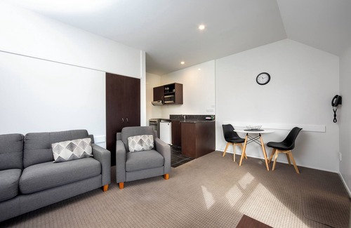 Merivale Hotel | Explore Ashford Motor Lodge: Family-Friendly with Pool & Breakfast