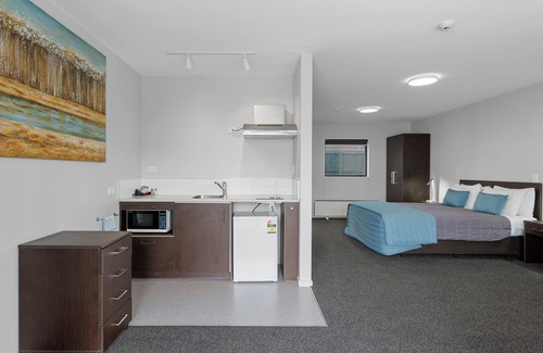 Merivale Hotel | Explore Ashford Motor Lodge: Family-Friendly with Pool & Breakfast