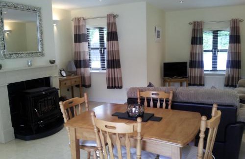 Cong Apartment | Discover Ashford Villa: 4-Star Family-Friendly Retreat