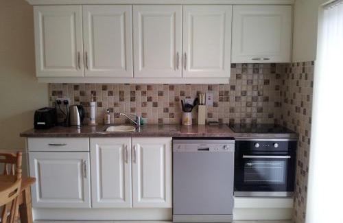 Cong Apartment | Discover Ashford Villa: 4-Star Family-Friendly Retreat