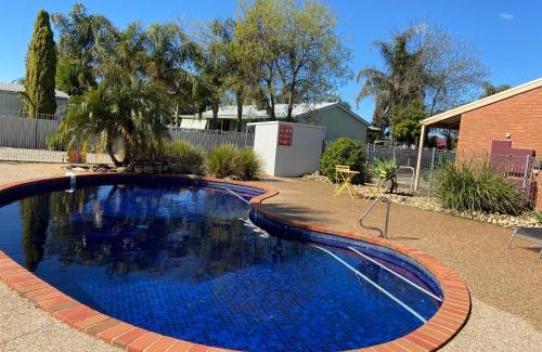 Mulwala Hotel | Relax at Ashleigh Court Motor Inn with Oceanfront Views