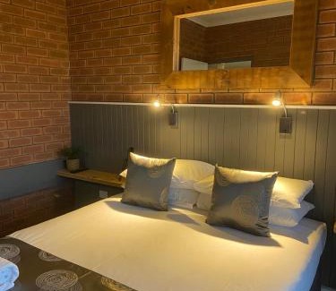 Mulwala Hotel | Relax at Ashleigh Court Motor Inn with Oceanfront Views