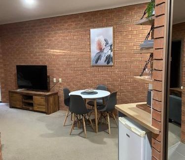Mulwala Hotel | Relax at Ashleigh Court Motor Inn with Oceanfront Views