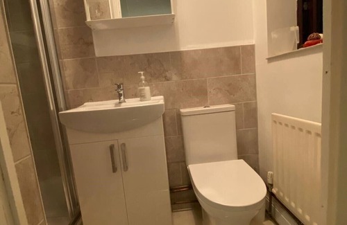 Milton Keynes House | Inviting Ashmina Guest House with Breakfast Included