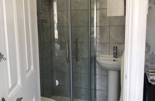 Milton Keynes House | Inviting Ashmina Guest House with Breakfast Included