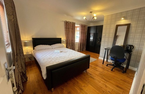 Milton Keynes House | Inviting Ashmina Guest House with Breakfast Included
