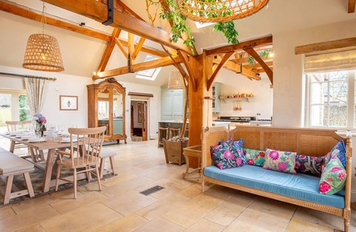 Leafield Cottage | Top-Rated Ashworth House - Family & Pet-Friendly Retreat