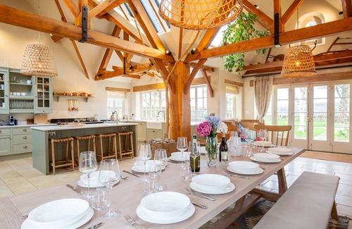 Leafield Cottage | Top-Rated Ashworth House - Family & Pet-Friendly Retreat